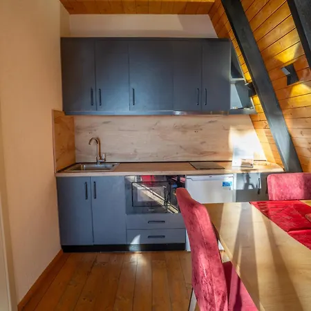 Golden Gjinar By Pikhost