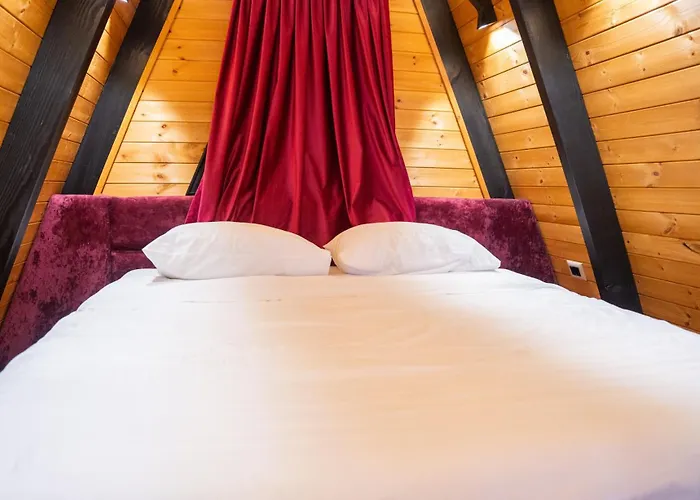 Golden Gjinar By Pikhost