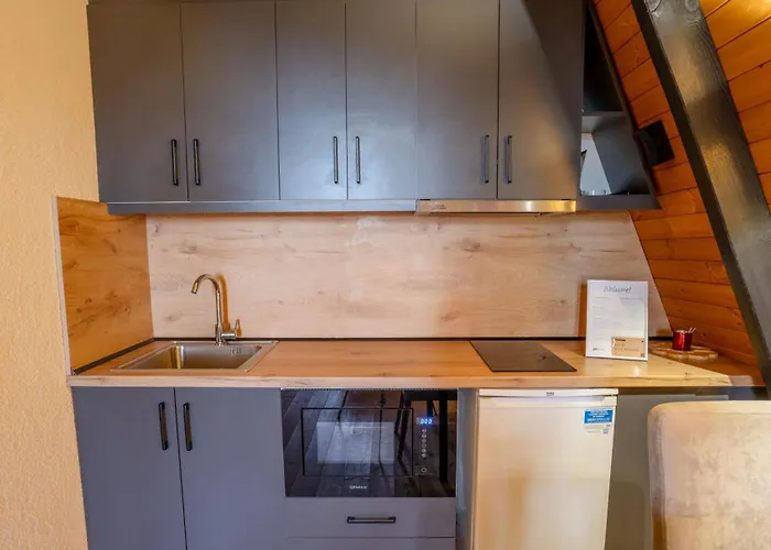 Golden Gjinar By Pikhost Apartment *