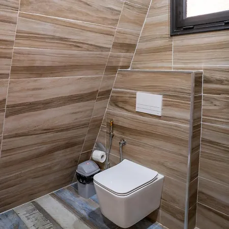 Golden Gjinar By Pikhost Appartement
