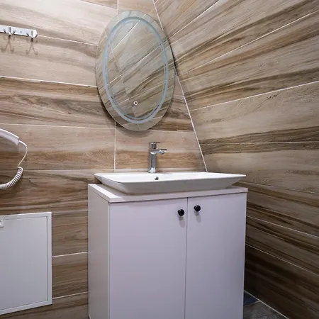 Golden Gjinar By Pikhost Appartement *