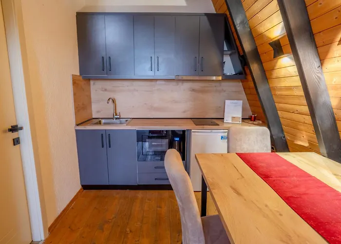 Golden Gjinar By Pikhost Appartement