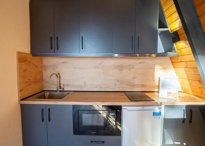 Golden Gjinar By Pikhost Appartement *